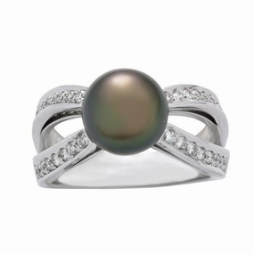 Bague en or blanc sertie de diamants et perle de Tahiti.
