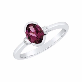 Bague en or blanc sertie de diamants. Une Rhodolite garnet 7x5