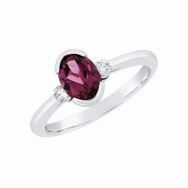 Bague en or blanc sertie de diamants. Une Rhodolite garnet 7x5