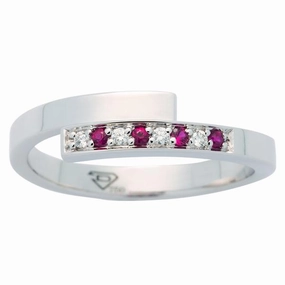 Bague en or blanc sertie de rubis et de diamants.