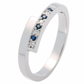 Bague en or blanc sertie de saphirs et de diamants.