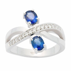 Bague en or blanc sertie de saphirs et diamants.
