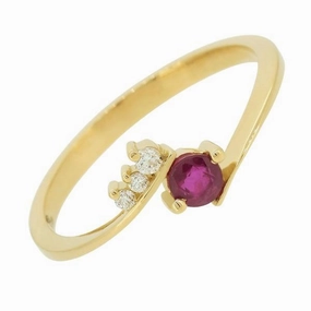Bague en or jaune sertie d'un rubis et de diamants.