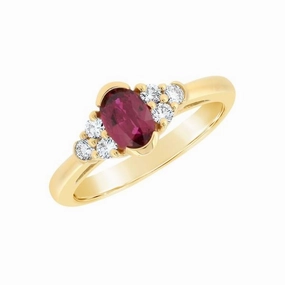Bague en or jaune sertie d'un rubis et de diamants.