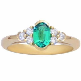 Bague en or jaune sertie d'une emeraude de laboratoire et de diamants.
