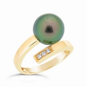 Bague en or jaune sertie d'une perle et de diamants.