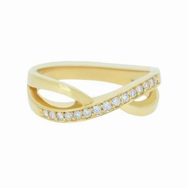 Bague en or jaune sertie de diamants.