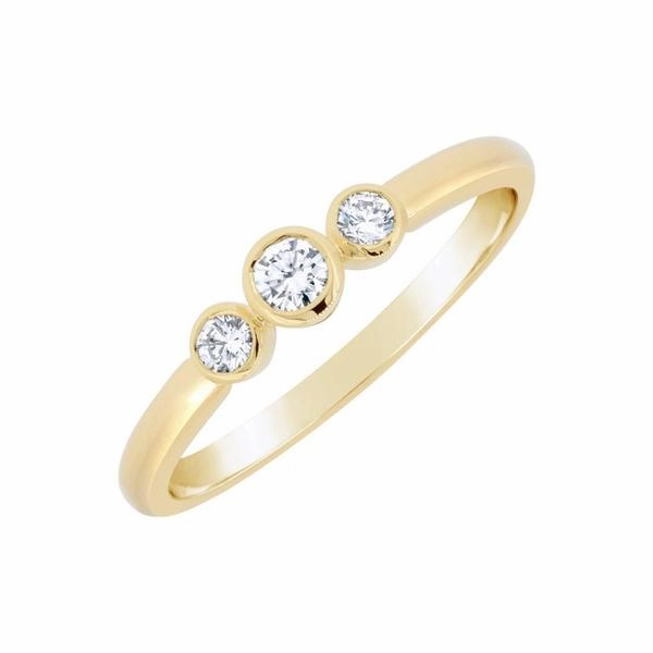 Bague en or jaune sertie de diamants.