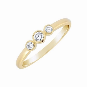 Bague en or jaune sertie de diamants.