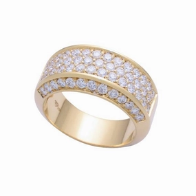 Bague en or jaune sertie de diamants.