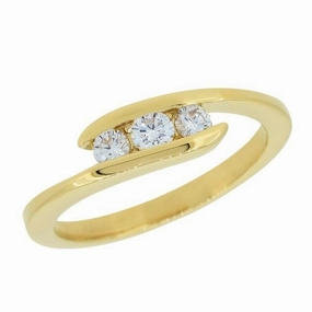 Bague en or jaune sertie de diamants.