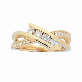 Bague en or jaune sertie de diamants.