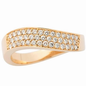 Bague en or jaune sertie de diamants.