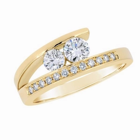 Bague en or jaune sertie de diamants.