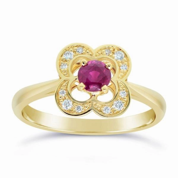 Bague en or jaune sertie de diamants et d'un rubis.