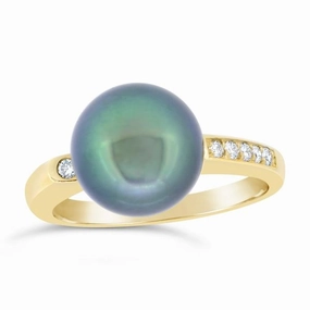 Bague en or jaune sertie de diamants et une perle de Tahiti.
