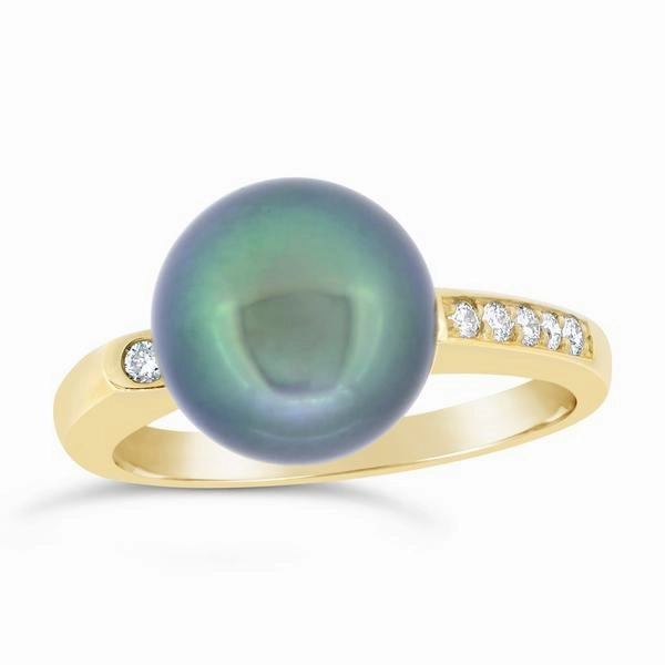 Bague en or jaune sertie de diamants et une perle de Tahiti.