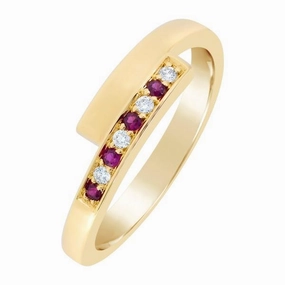 Bague en or jaune sertie de rubis et diamants.