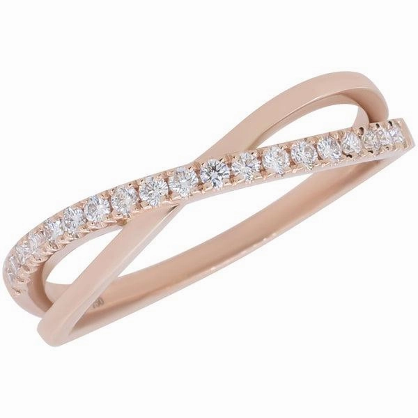 Bague en or rose sertie de diamants.