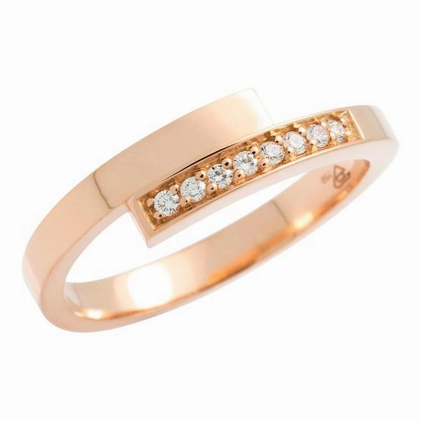 Bague en or rose sertie de diamants.