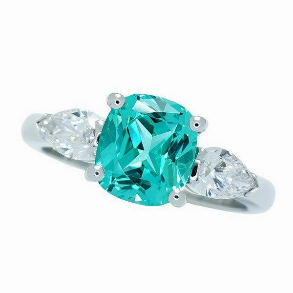 Bague or blanc sertie d'un chrysob??ryl de synthese et de diamants taille poire certifi??s.