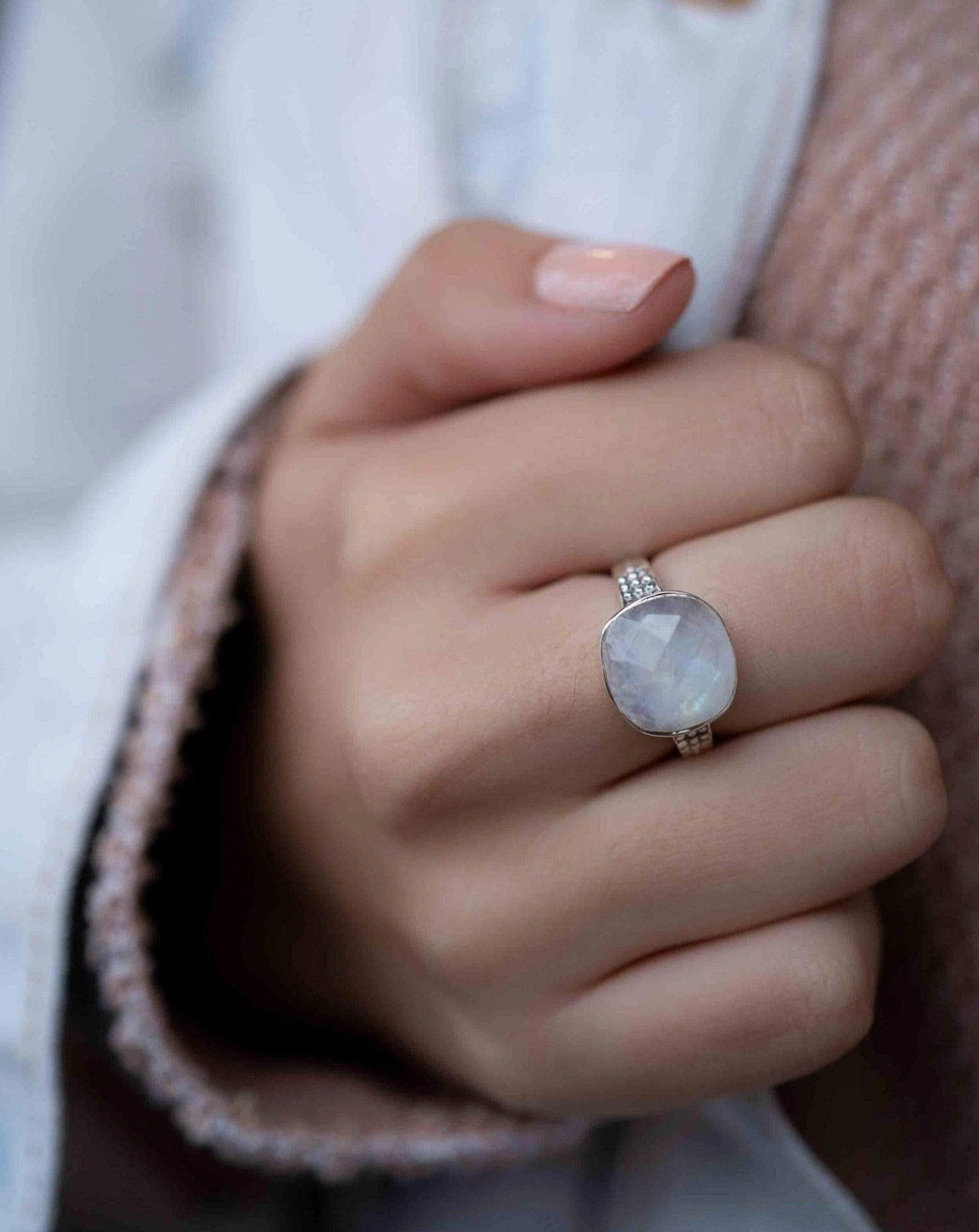 Betania Ring ~ Moonstone ~Sterling Silver 925 ~ MR289