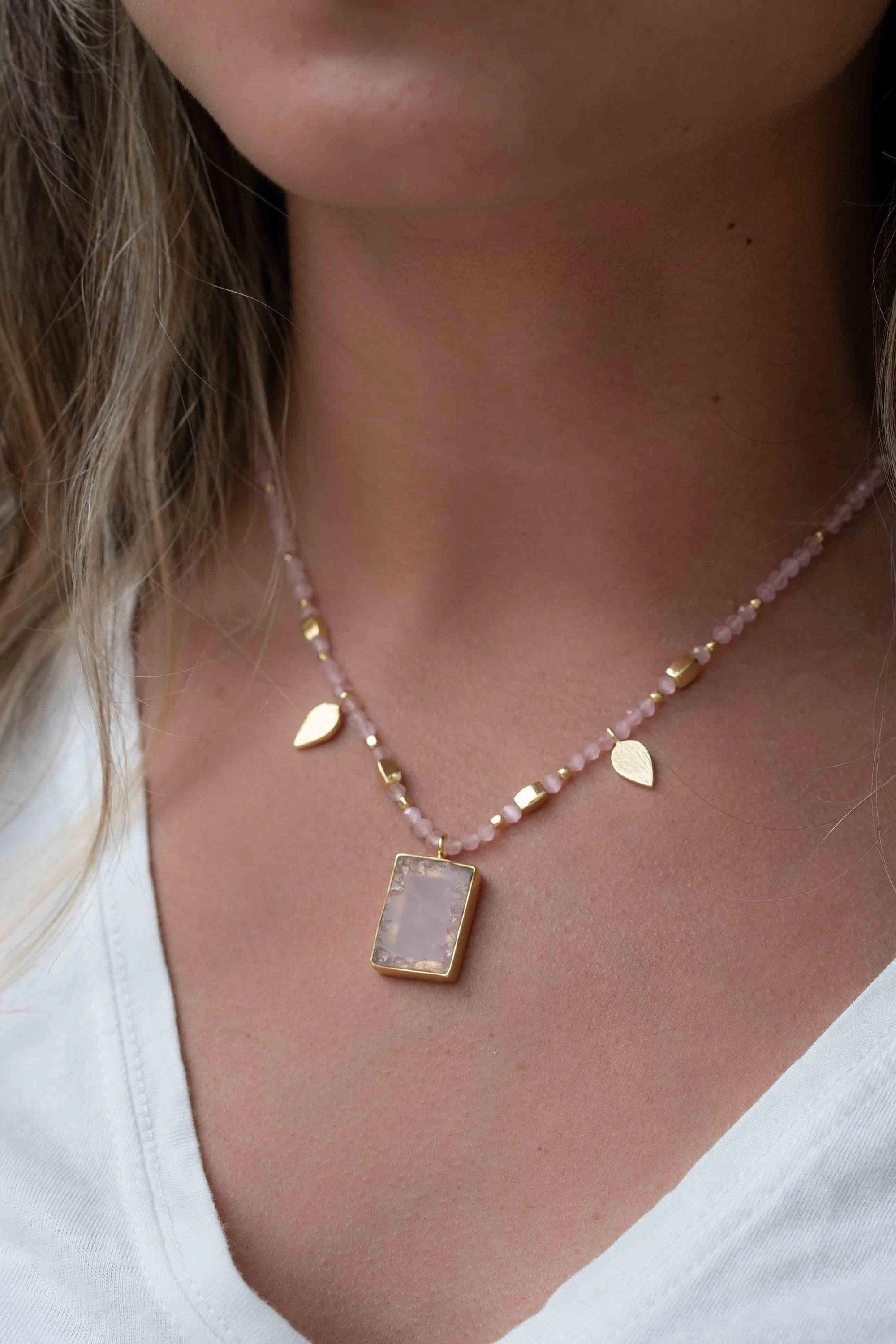 Labradorite, Moonstone or Rose Quartz Bead ~ Necklace ~ Gold plated 18k ~ MN121