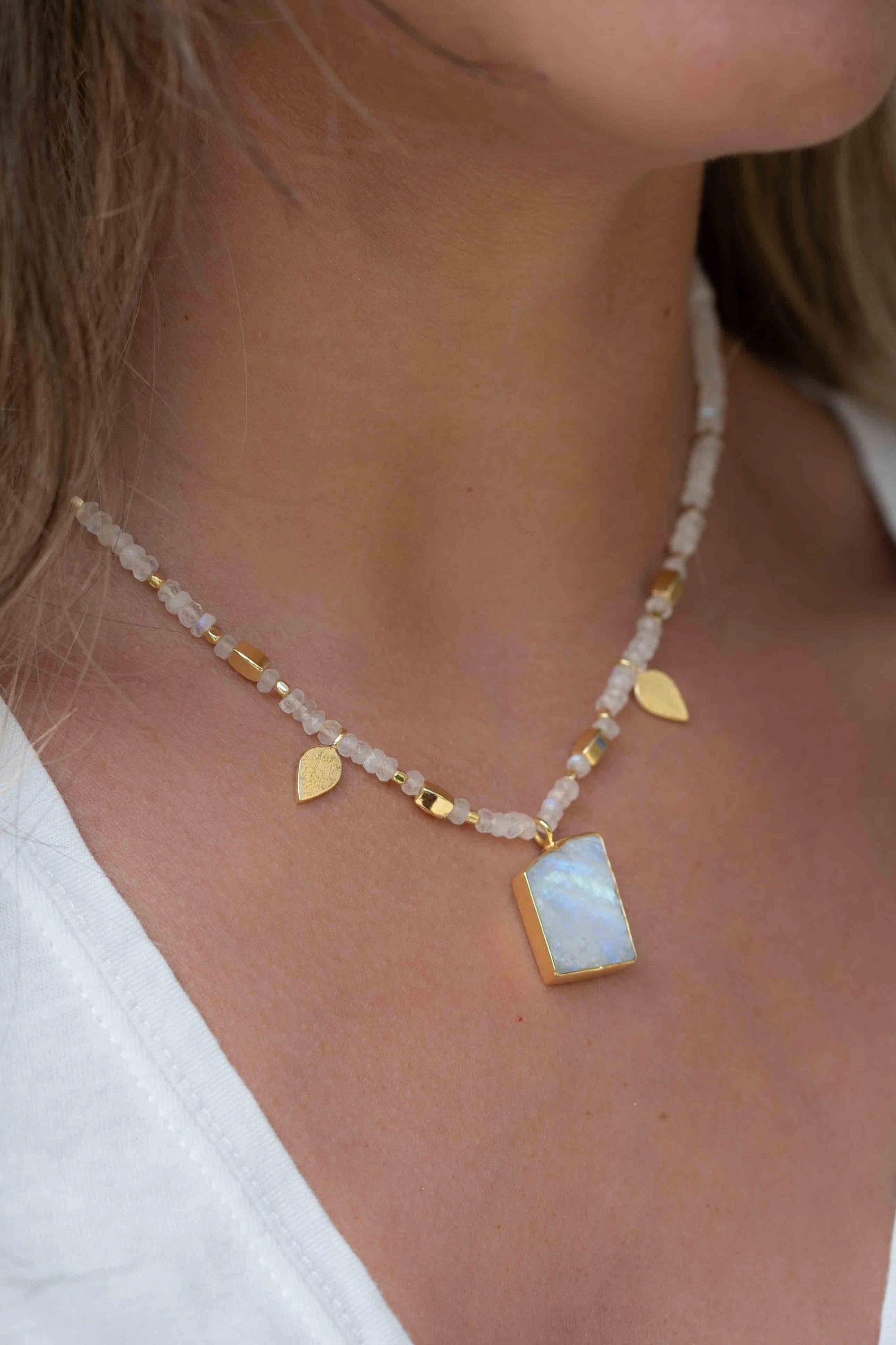 Labradorite, Moonstone or Rose Quartz Bead ~ Necklace ~ Gold plated 18k ~ MN121