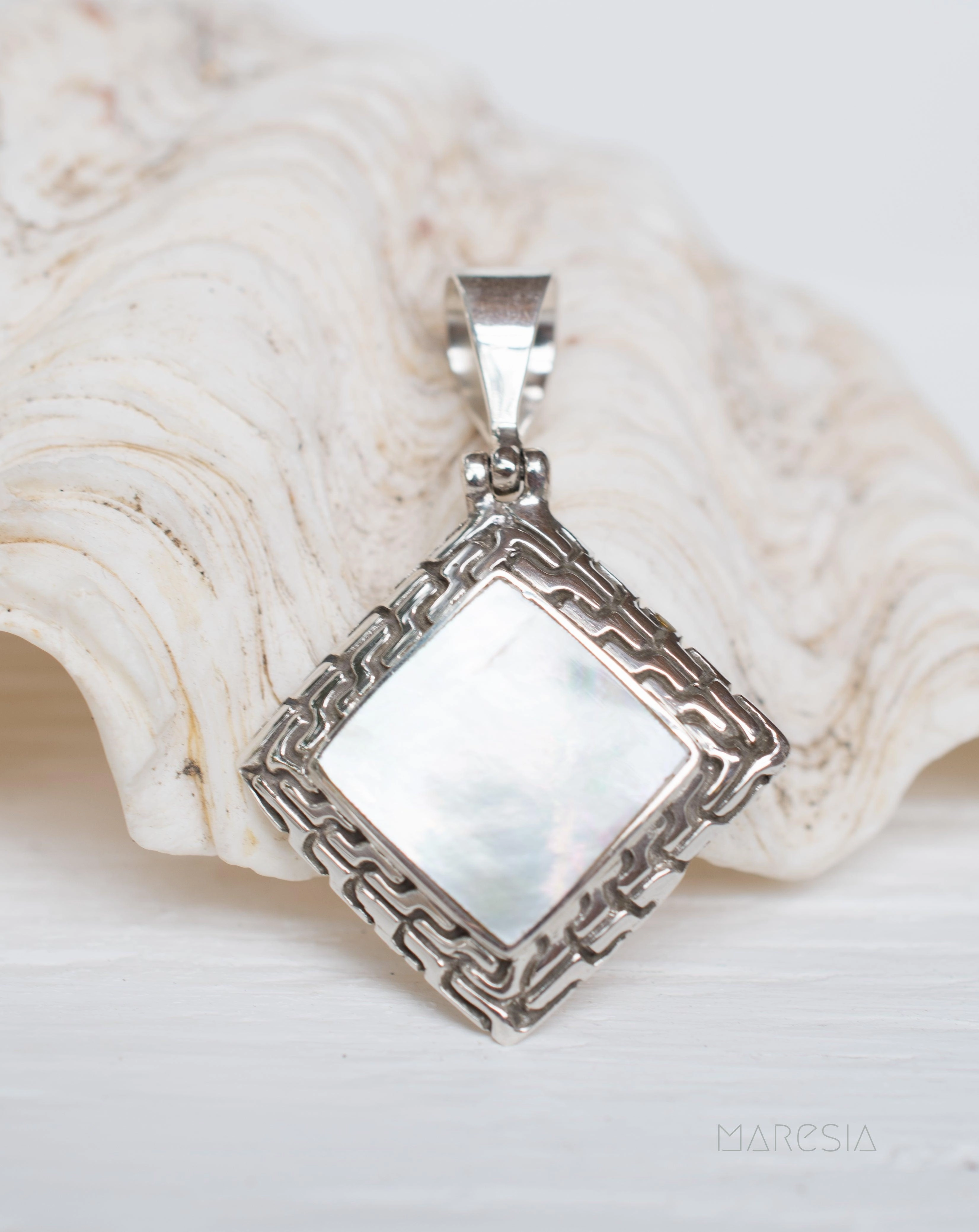 Pendant ~ Abalone or Mother of Pearl ~ Sterling Silver 925 ~SMP008