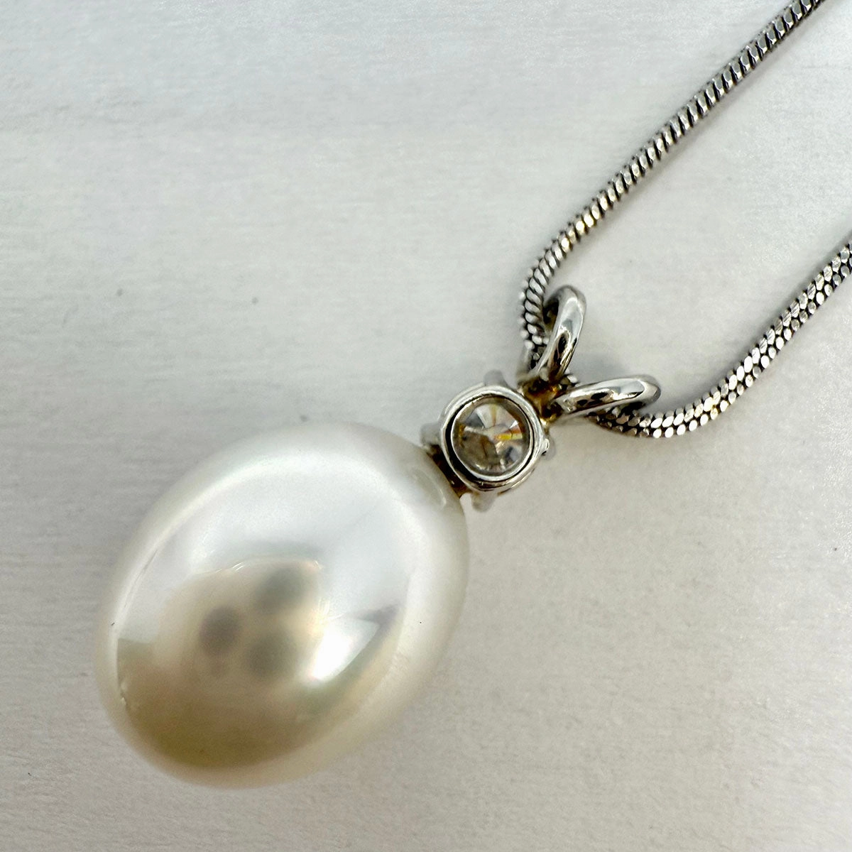 Platinum Necklace with Pearl and Diamond Pendant