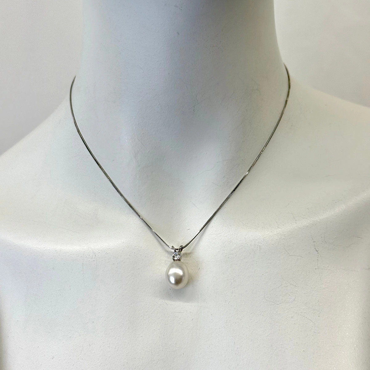 Platinum Necklace with Pearl and Diamond Pendant
