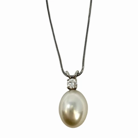 Platinum Necklace with Pearl and Diamond Pendant
