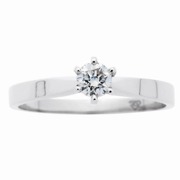 Solitaire en or blanc serti d'un diamant.