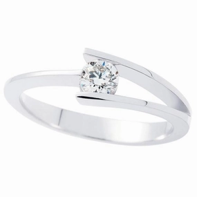 Solitaire en or blanc serti d'un diamant.