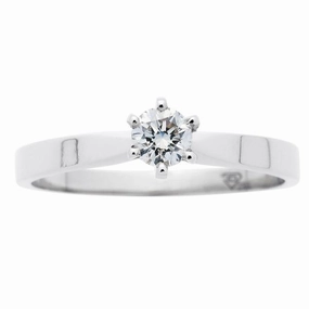 Solitaire en or blanc serti d'un diamant.