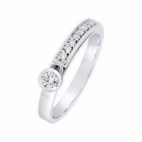 Solitaire en or blanc serti de diamants.