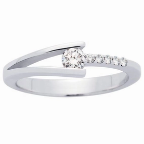 Solitaire en or blanc serti de diamants.
