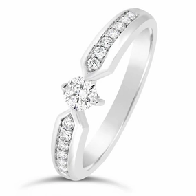 Solitaire en or blanc serti de diamants.