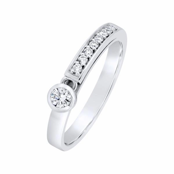 Solitaire en or blanc serti de diamants.