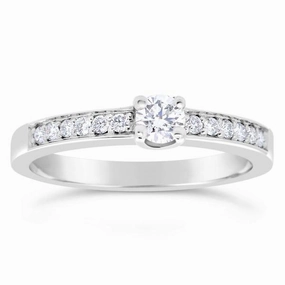 Solitaire en or blanc serti de diamants.