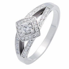 Solitaire en or blanc serti de diamants.
