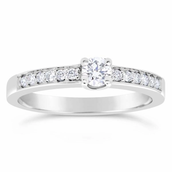 Solitaire en or blanc serti de diamants.