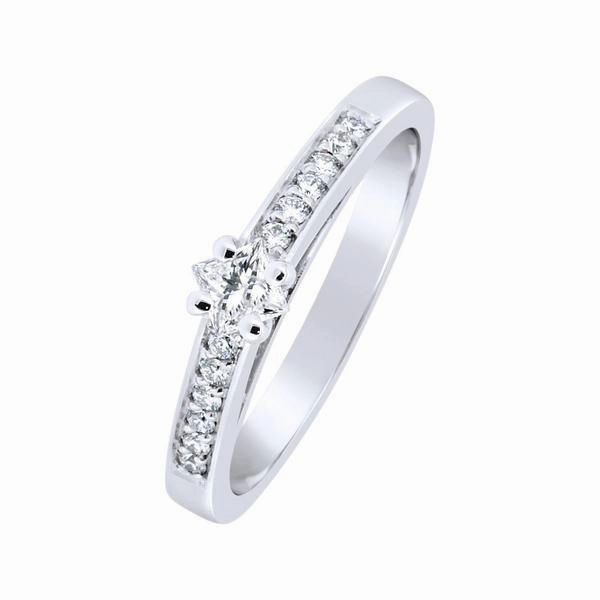 Solitaire en or blanc serti de diamants.