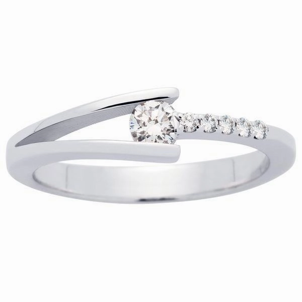 Solitaire en or blanc serti de diamants.