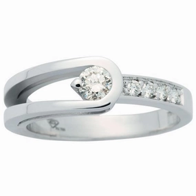 Solitaire en or blanc serti de diamants.