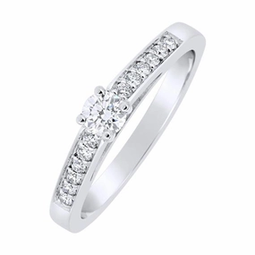 Solitaire en or blanc serti de diamants.