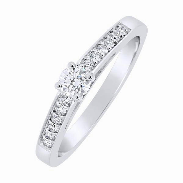Solitaire en or blanc serti de diamants.