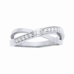 Solitaire en or blanc serti de diamants.