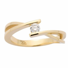 Solitaire en or jaune serti d'un diamant.