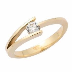 Solitaire en or jaune serti d'un diamant.
